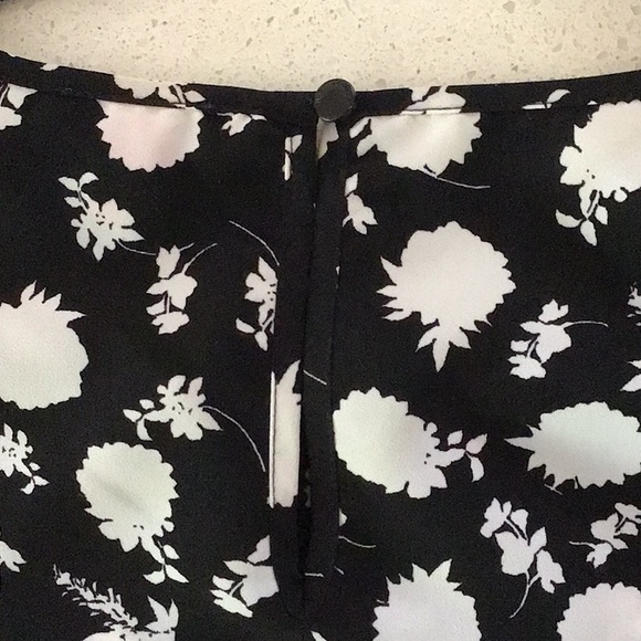 VINCE CAMUTO Flutter Sleeve Top Botanical Design Size: Med - Picture 6 of 7